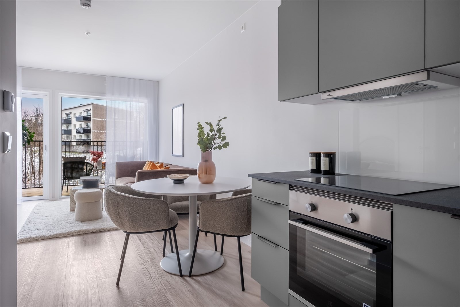 Integrert i innredningen finner du platetopp, stekeovn, oppvaskmaskin, og kjøl/frys. Galleribilde