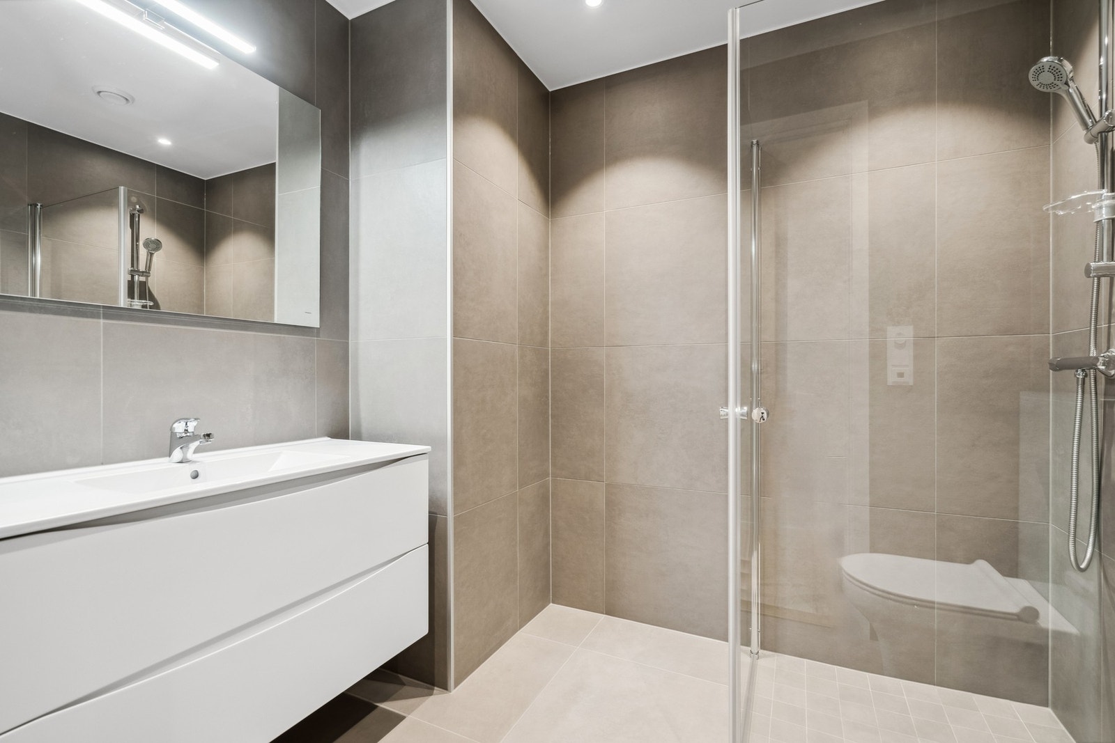 Innredning med skuffeseksjon og speilskap Galleribilde