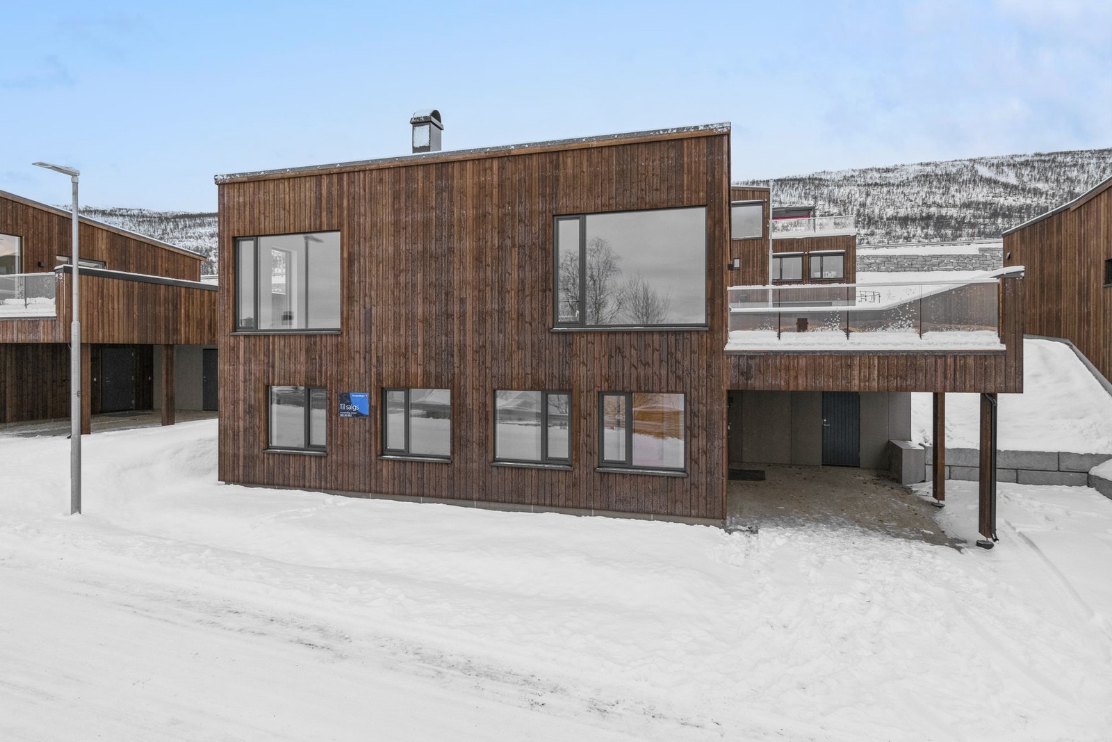 Carport ved inngangen Galleribilde