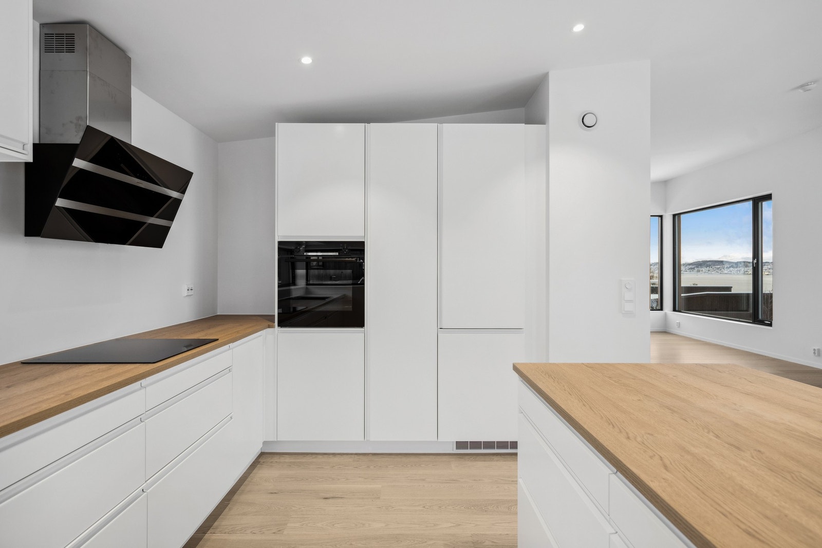 Kjøkken med integrerte hvitevarer Galleribilde