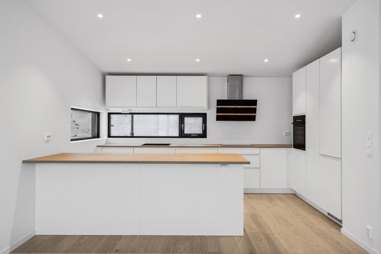 Flott kjøkken fra Norema med integrerte hvitevarer. Godt meg benkeplass Galleribilde