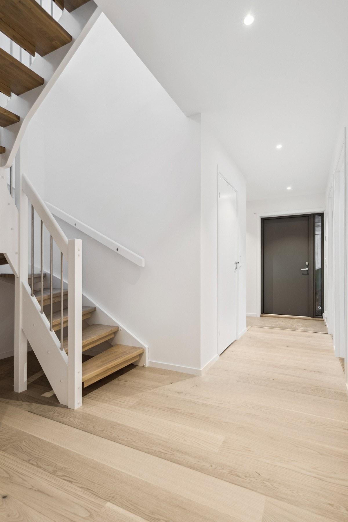 Hall med trapp opp til stue/kjøkken Galleribilde