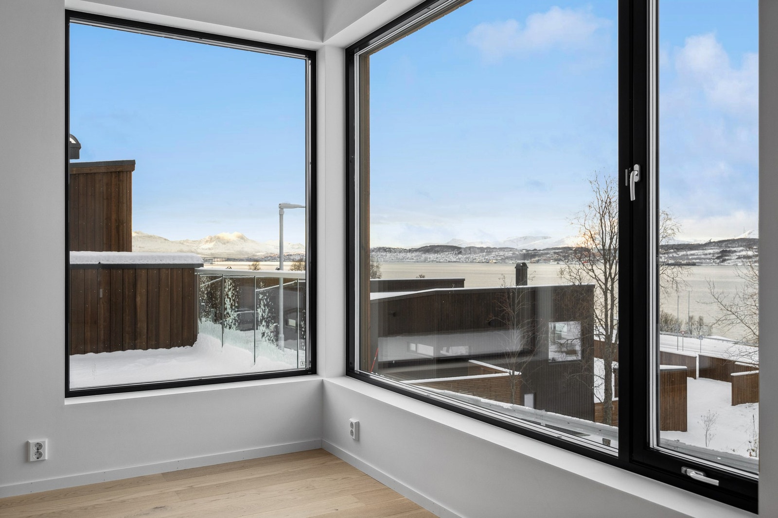 Her kan man nyte den flotte solgangen og utsikten Galleribilde