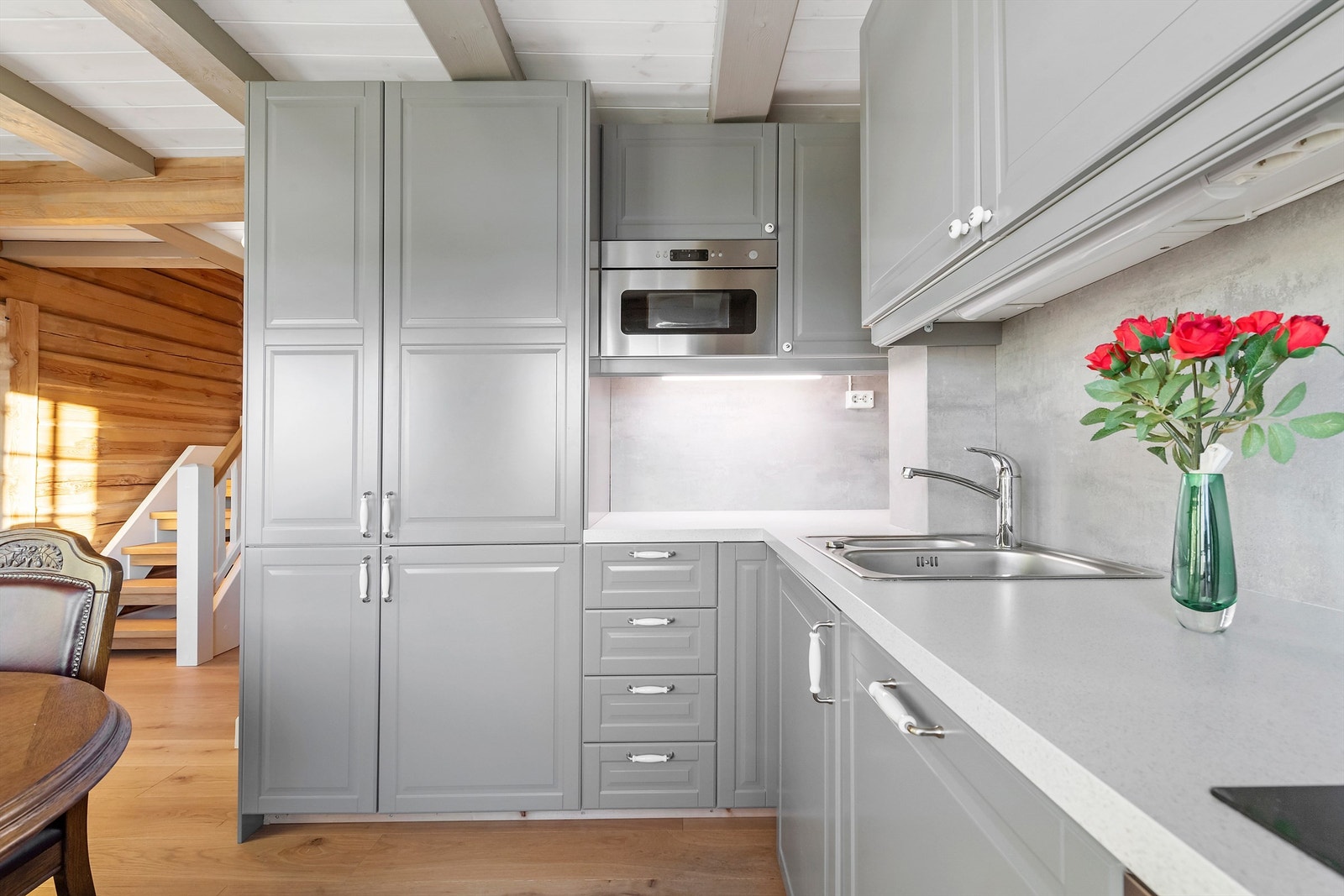 Ikea-innredning med gråmalte profilerte fronter og laminat benkeplate Galleribilde