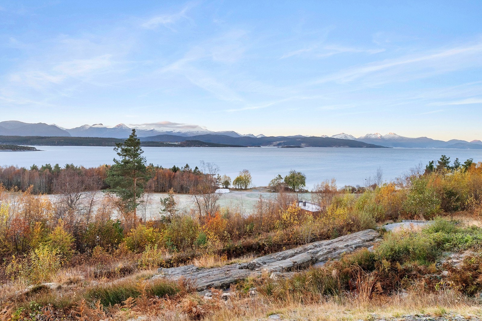 Fra eiendommen er det flott utsikt mot fjord og fjell Galleribilde