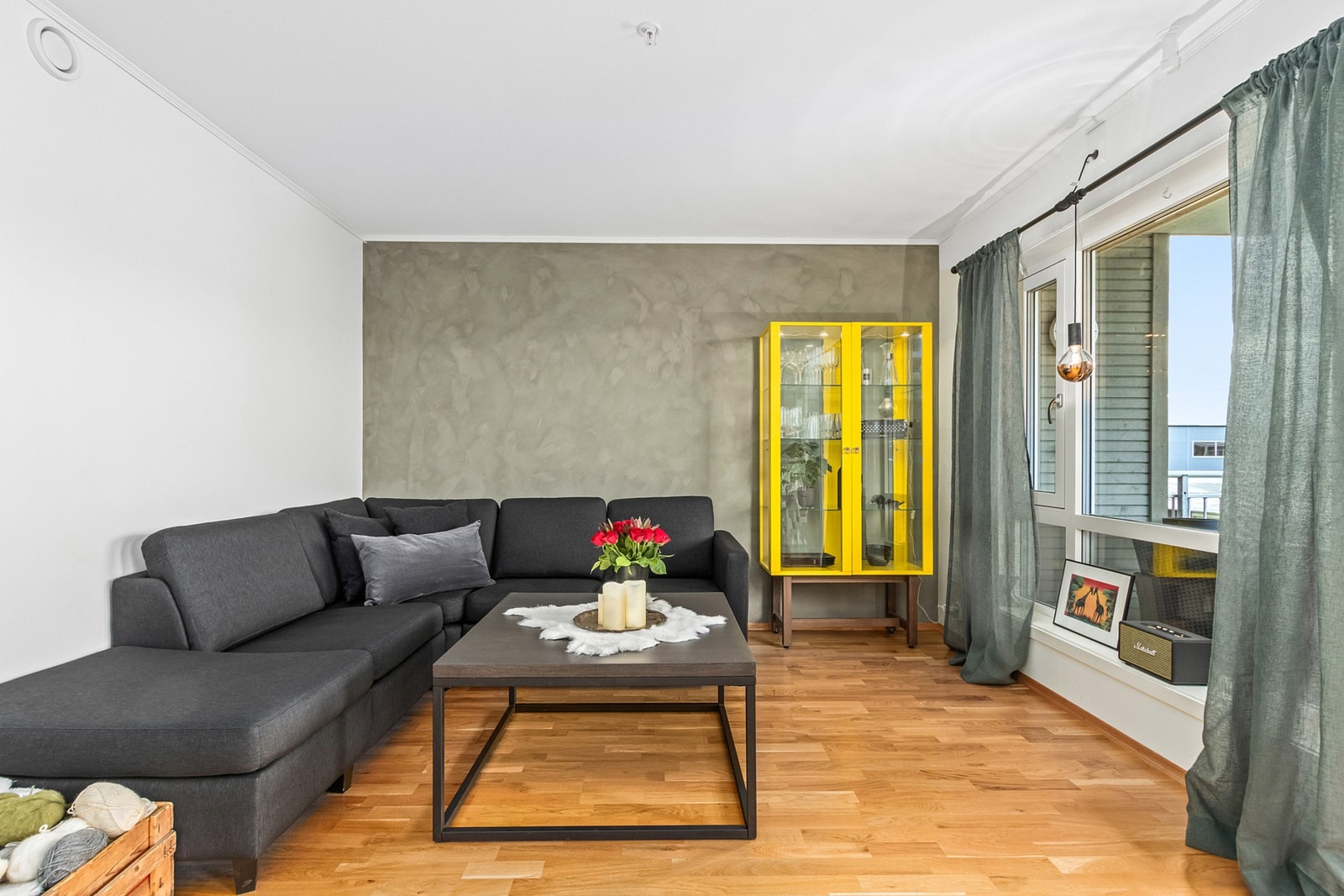 Lys og romslig stue. Galleribilde