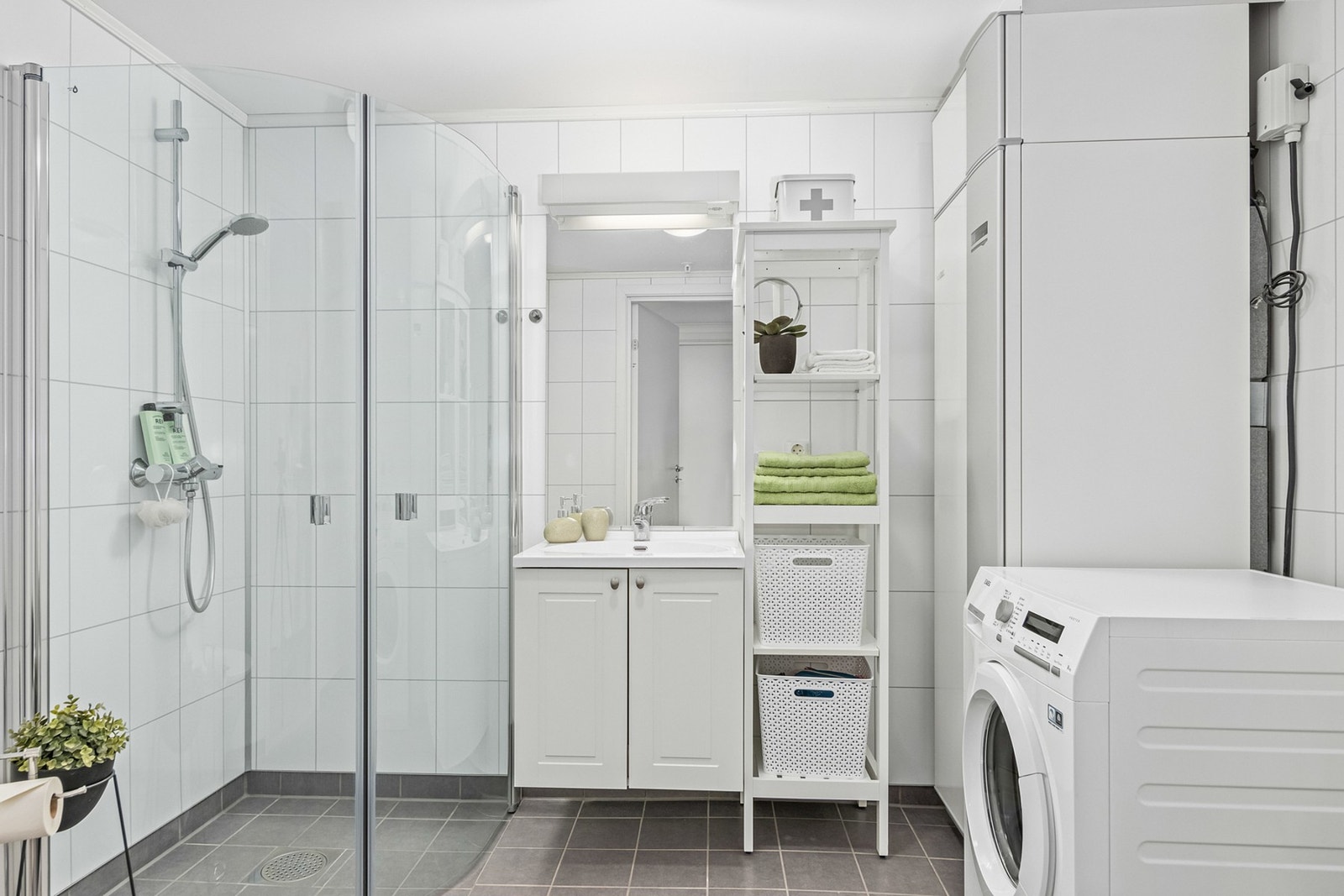 Badet inneholder dusj, vegghengt wc og servant i innredning, opplegg for vaskemaskin. Nibe varmepumpe. Galleribilde