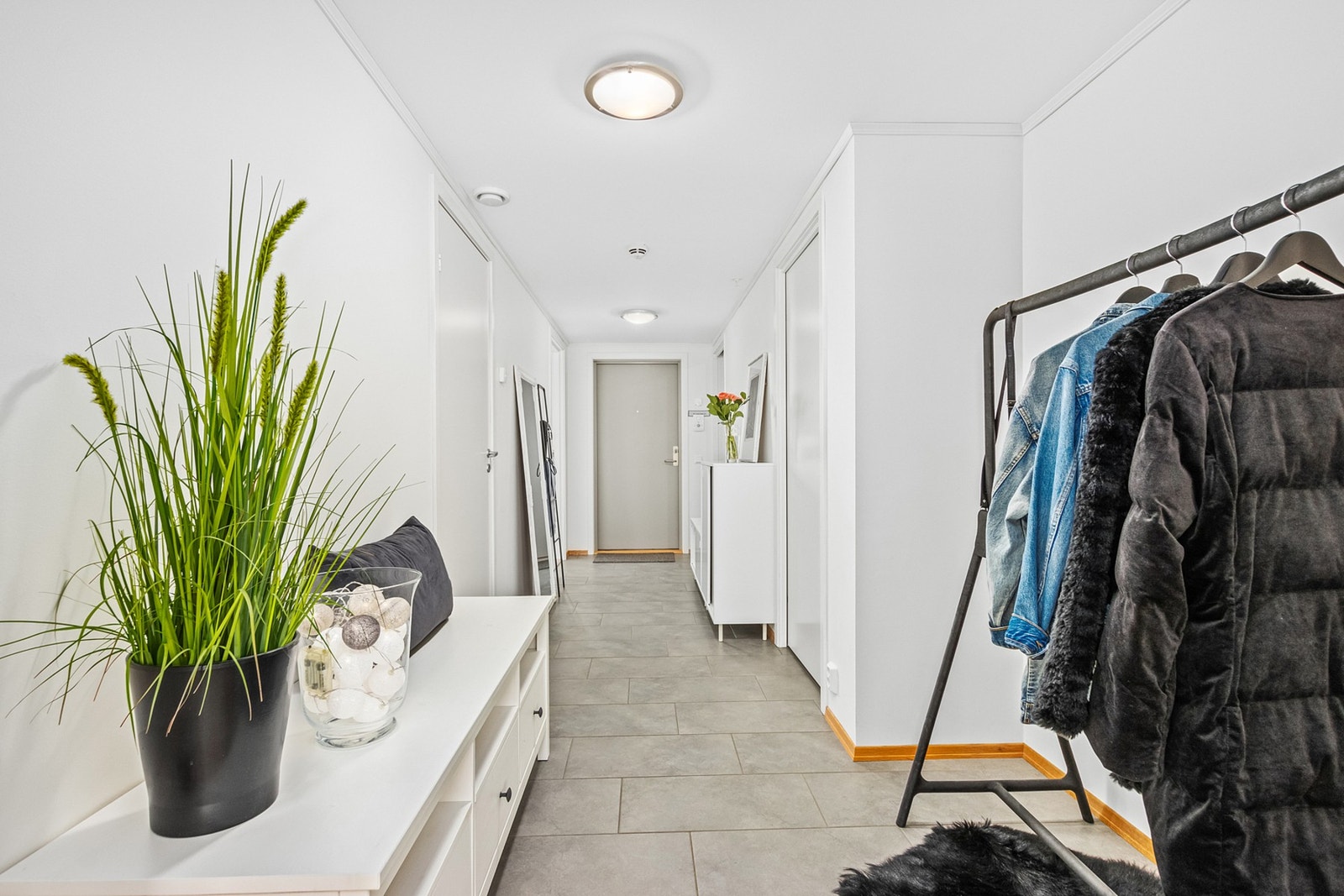 Flislagt gang. Galleribilde