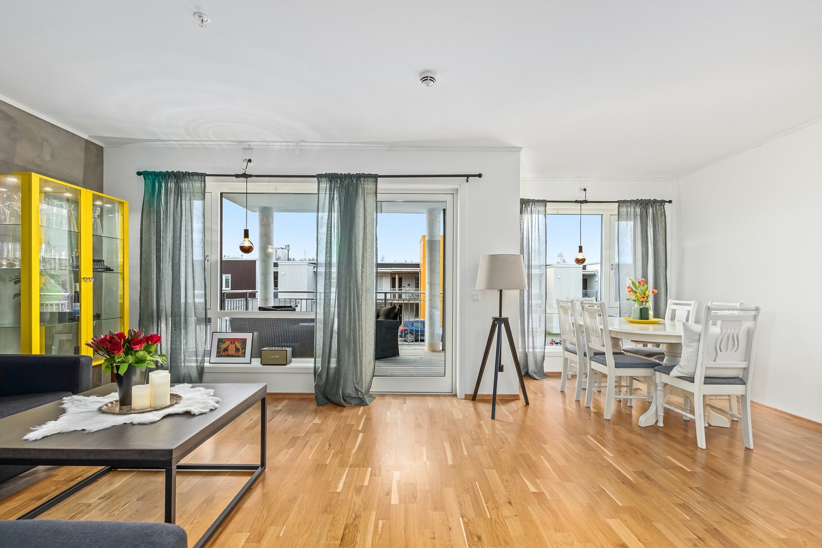 Tiltalende og praktisk 3-romsleilighet fra 2015! Leilighet med store vindusflater som gir godt med naturlig lysinnslipp. Galleribilde