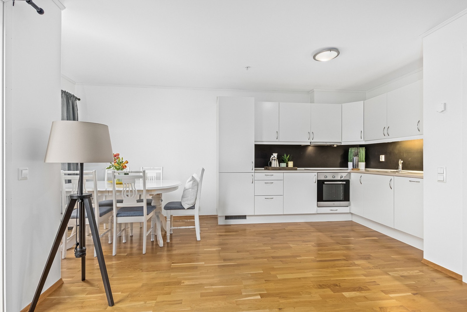 Åpen løsning mellom stue og kjøkken. Galleribilde