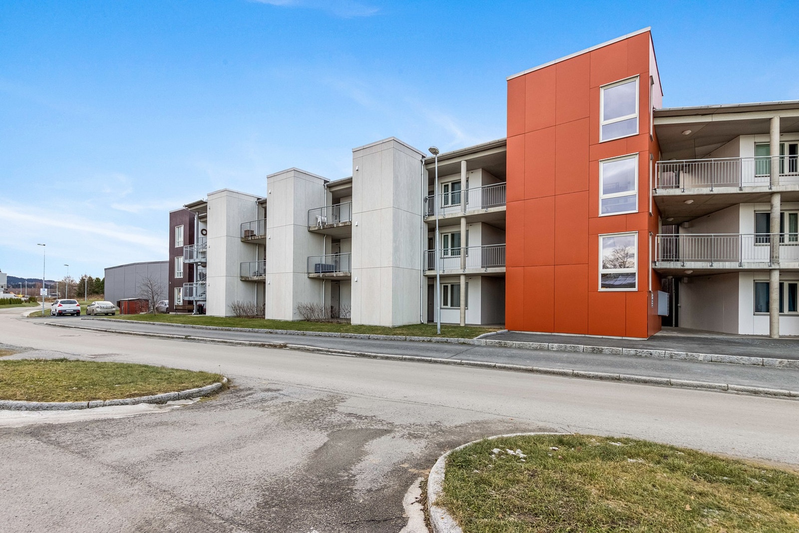 Leilighetsbygget har en romslig heis og takoverbygde svalganger. Galleribilde