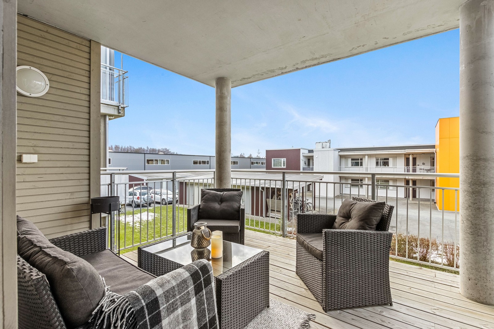 Leiligheten har en romslig takoverbygd balkong. Galleribilde