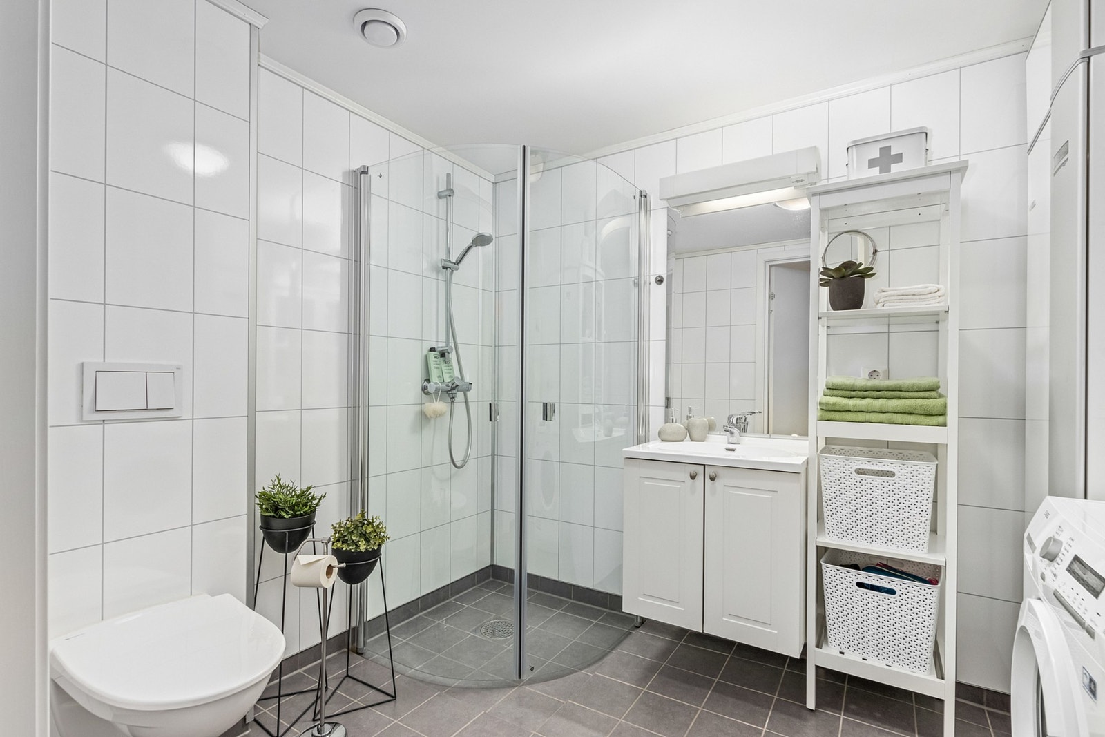 Lyst og romslig bad med flislagt gulv - gulvvarme. Galleribilde