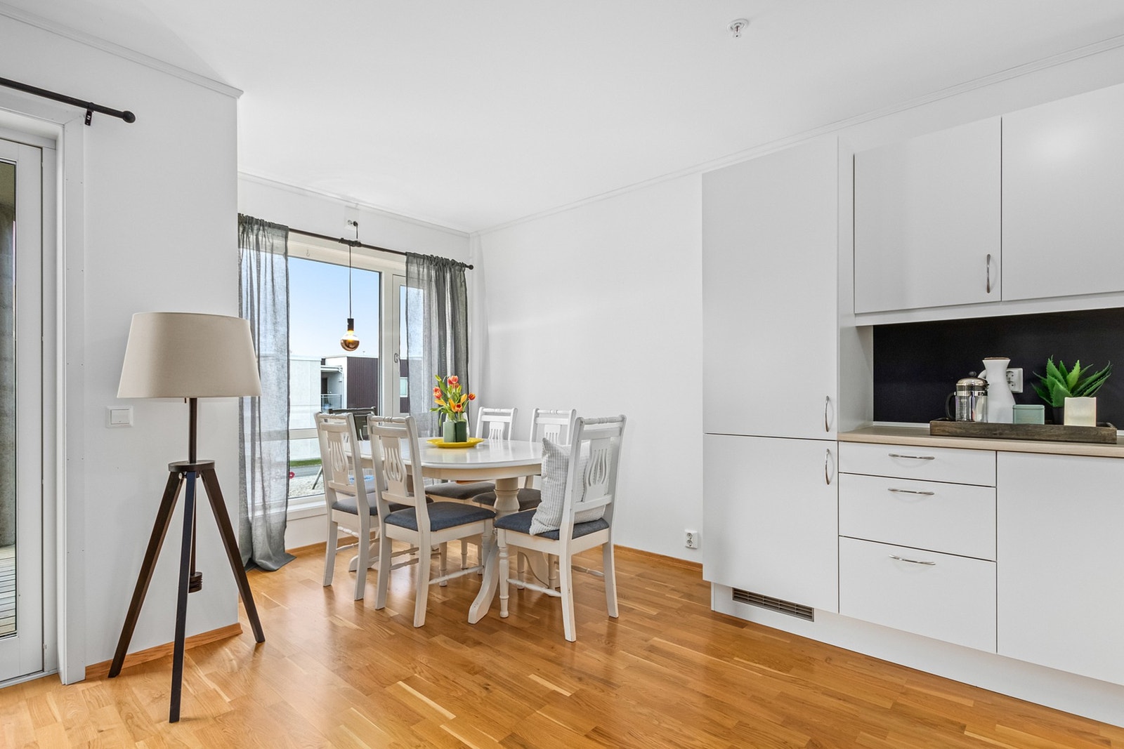 Kjøkken med plass til spisegruppe. Galleribilde