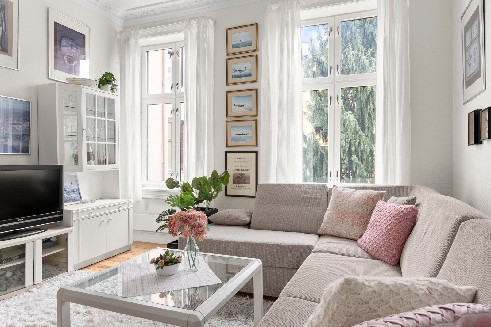 Lys og trivelig stue med 2 store vinduer Galleribilde