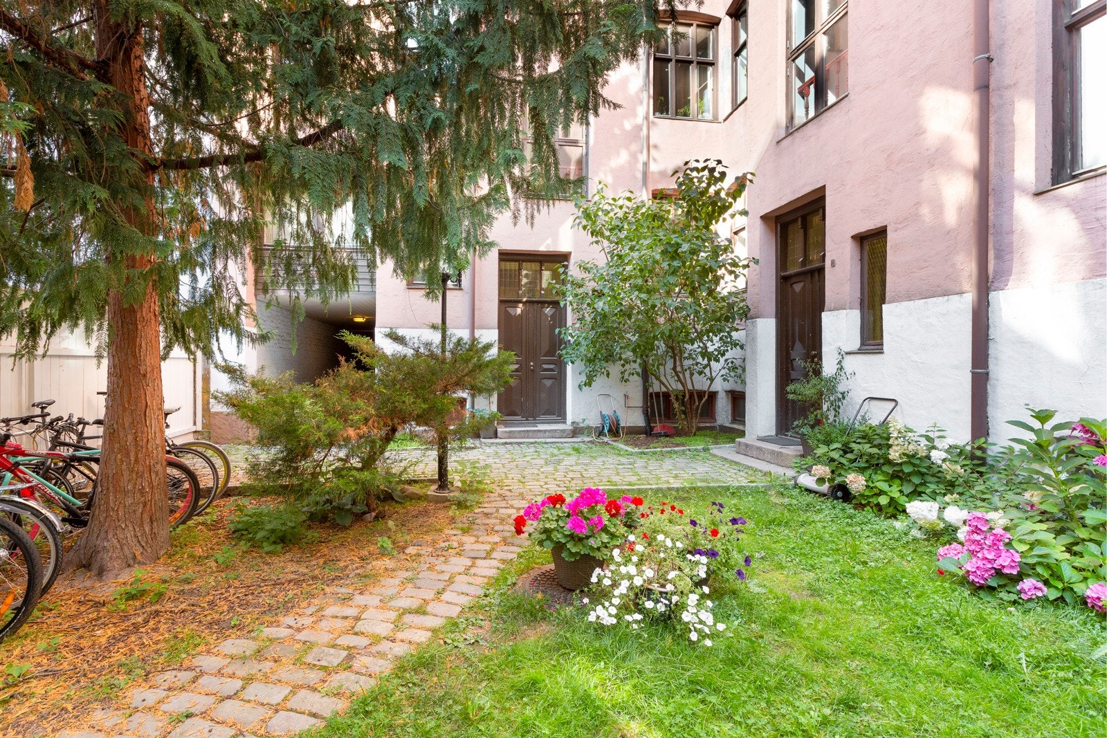 Sommerstemning i den hyggelige bakgården Galleribilde