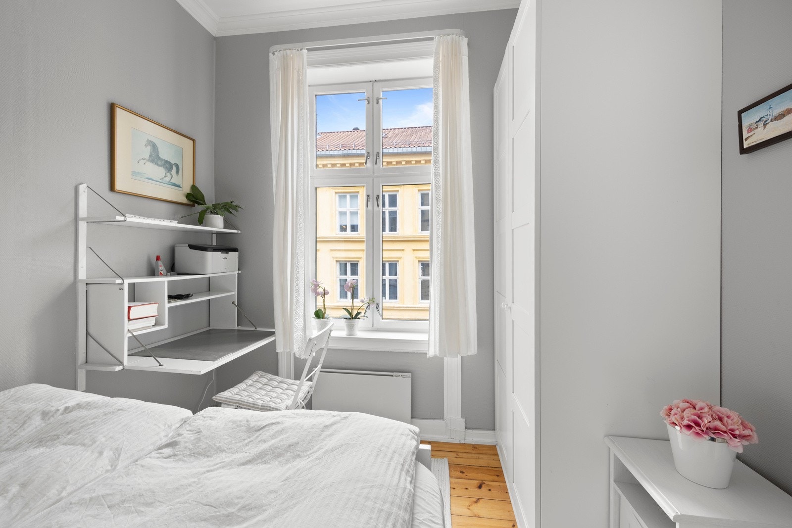 Soverom med plass til en dobbeltseng og skap, samt liten kontorplass. Galleribilde