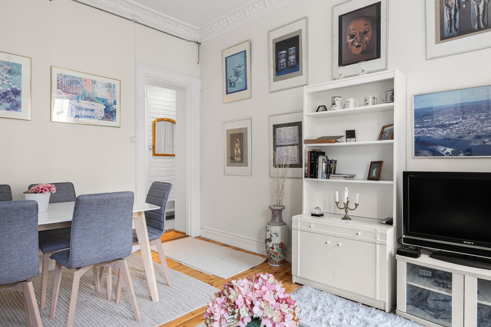 Stuen har god plass til sofa og spisestue Galleribilde