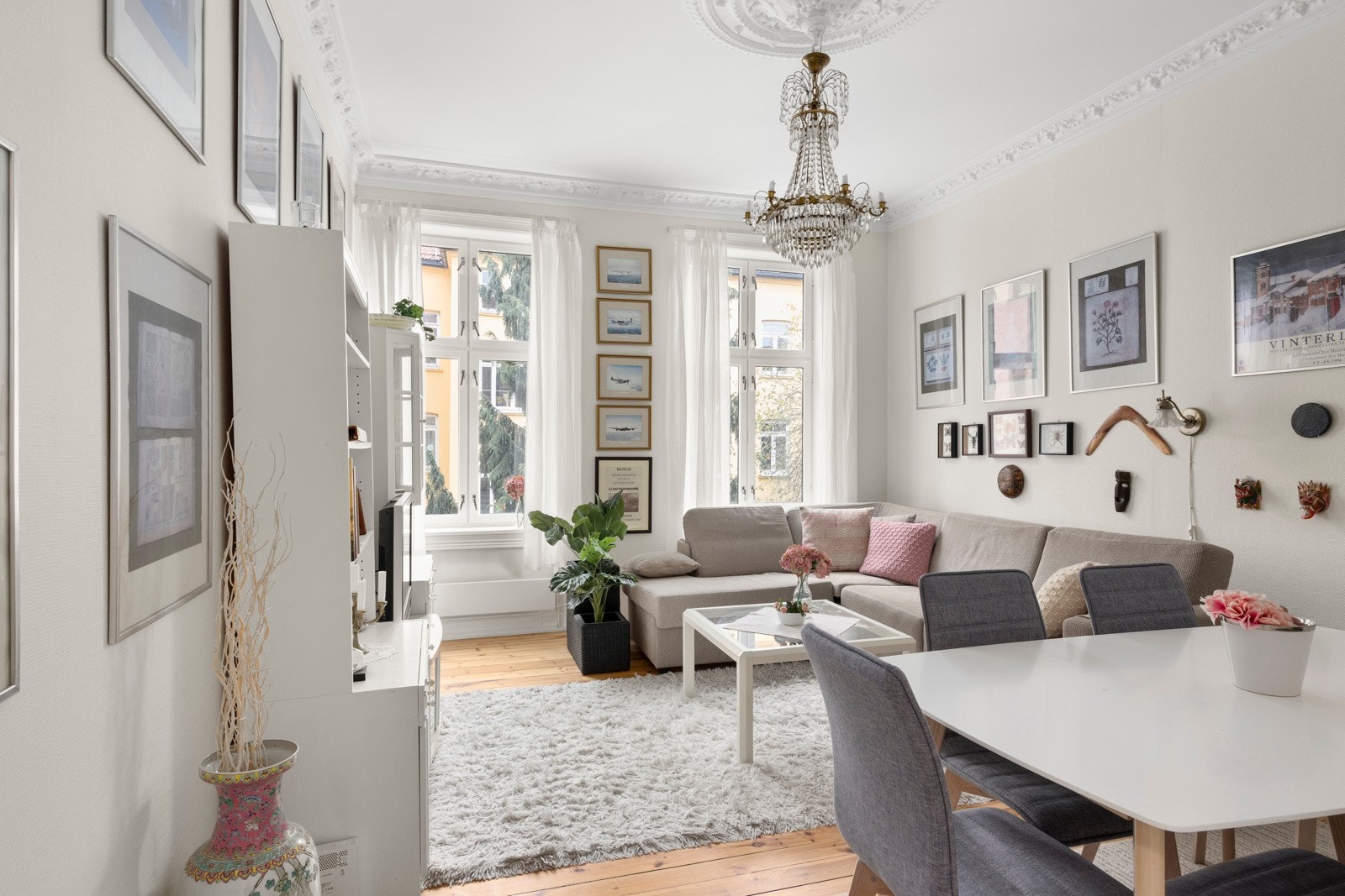 Velkommen til Markveien12 A - Lys og trivelig stue med klassisk preg Galleribilde