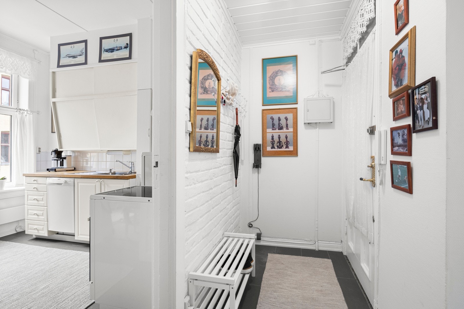 Entreen er lys og hyggelig med god plass til å henge fra seg yttertøy og sette fra seg sko. Galleribilde