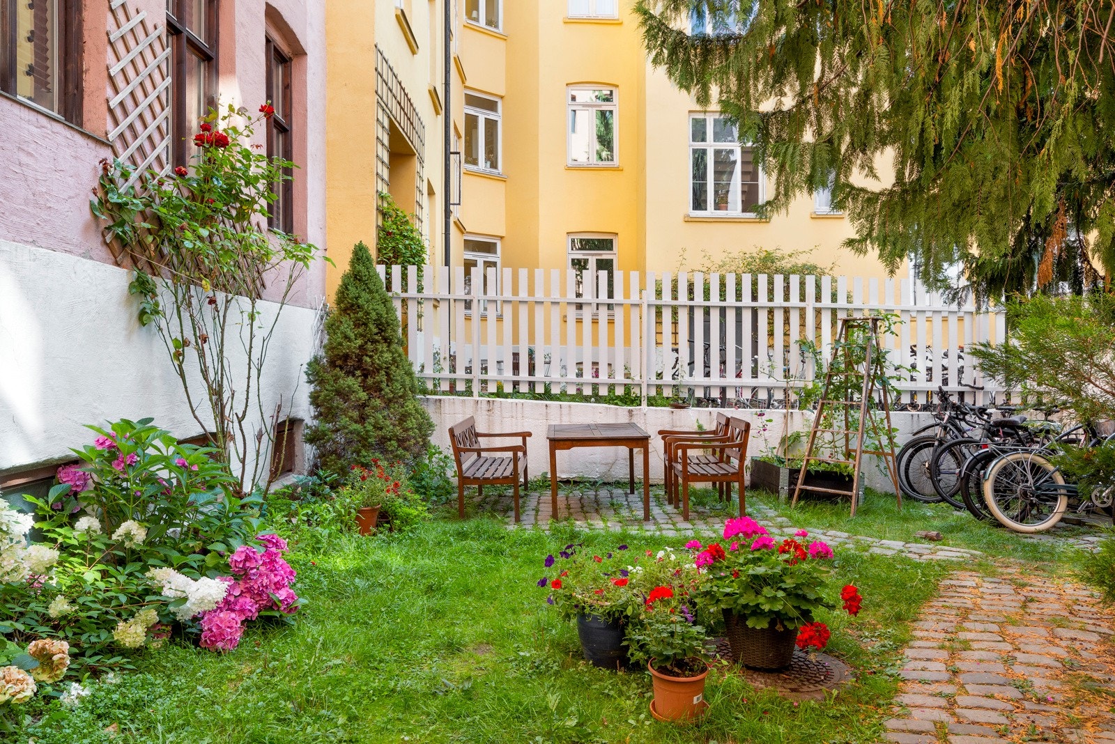 Sommerstemning i den hyggelige bakgården Galleribilde