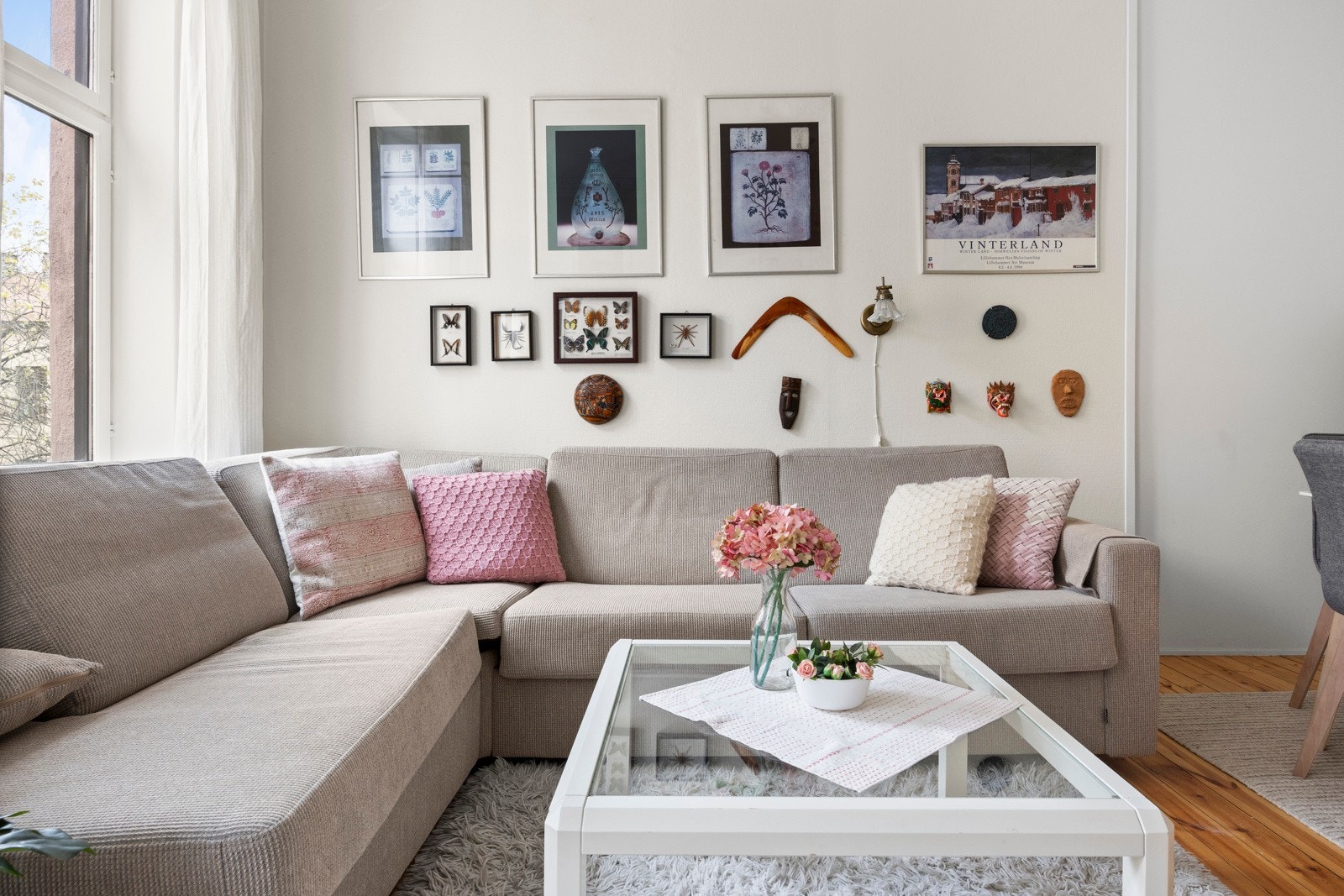 Hyggelig stue med god takhøyde og klassiske detaljer Galleribilde