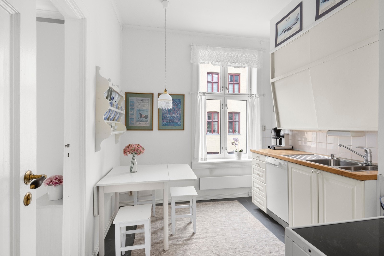 Kjøkkenet har plass til et lite spisebord Galleribilde