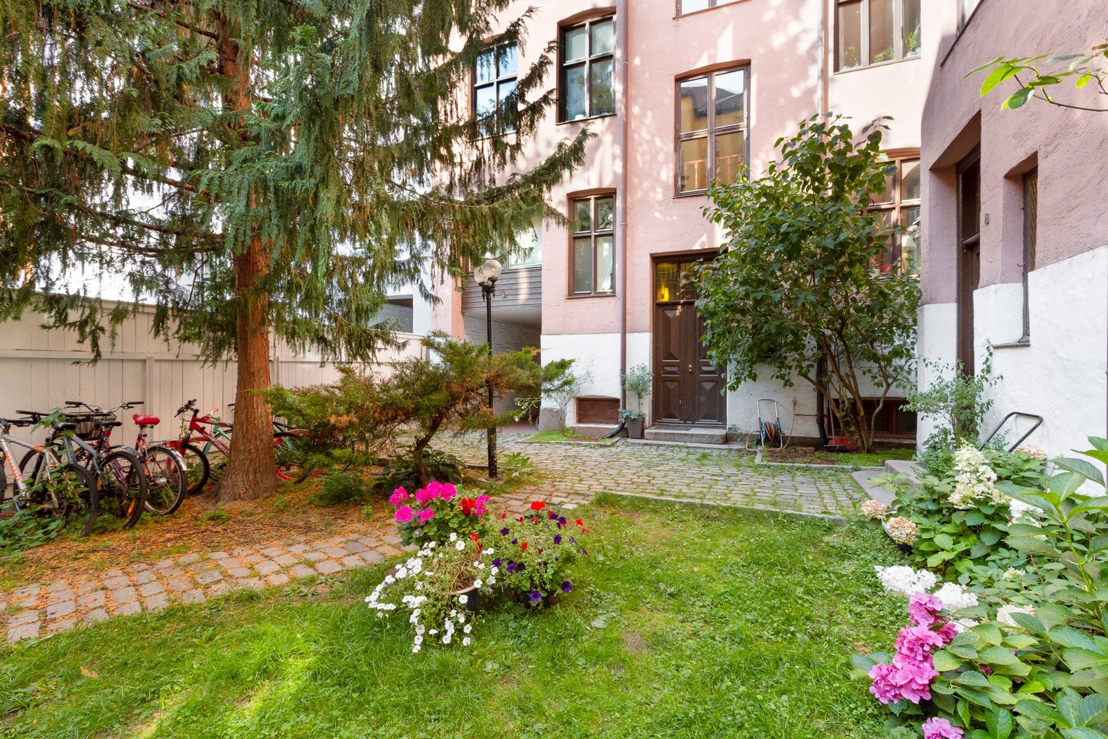 Sommerstemning i den hyggelige bakgården Galleribilde