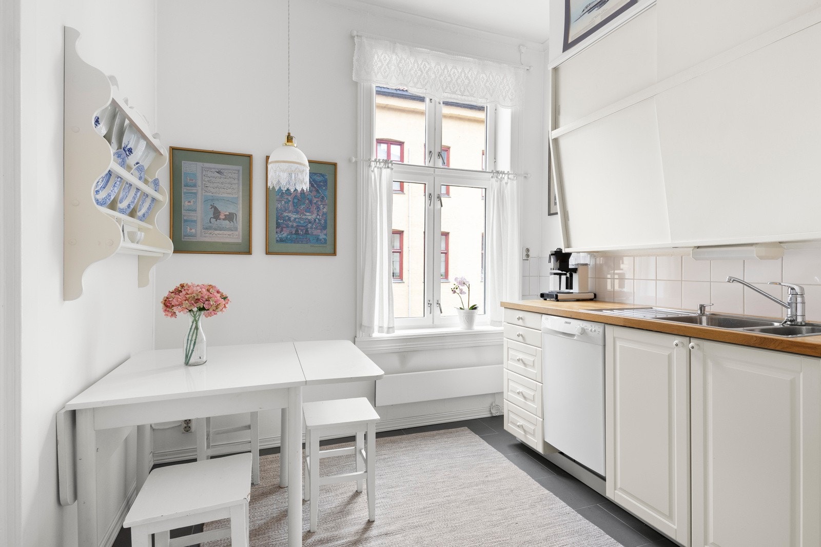 Separat, lyst og innholdsrikt kjøkken med gode oppbevaringsmuligheter i skuffer og skap. Galleribilde