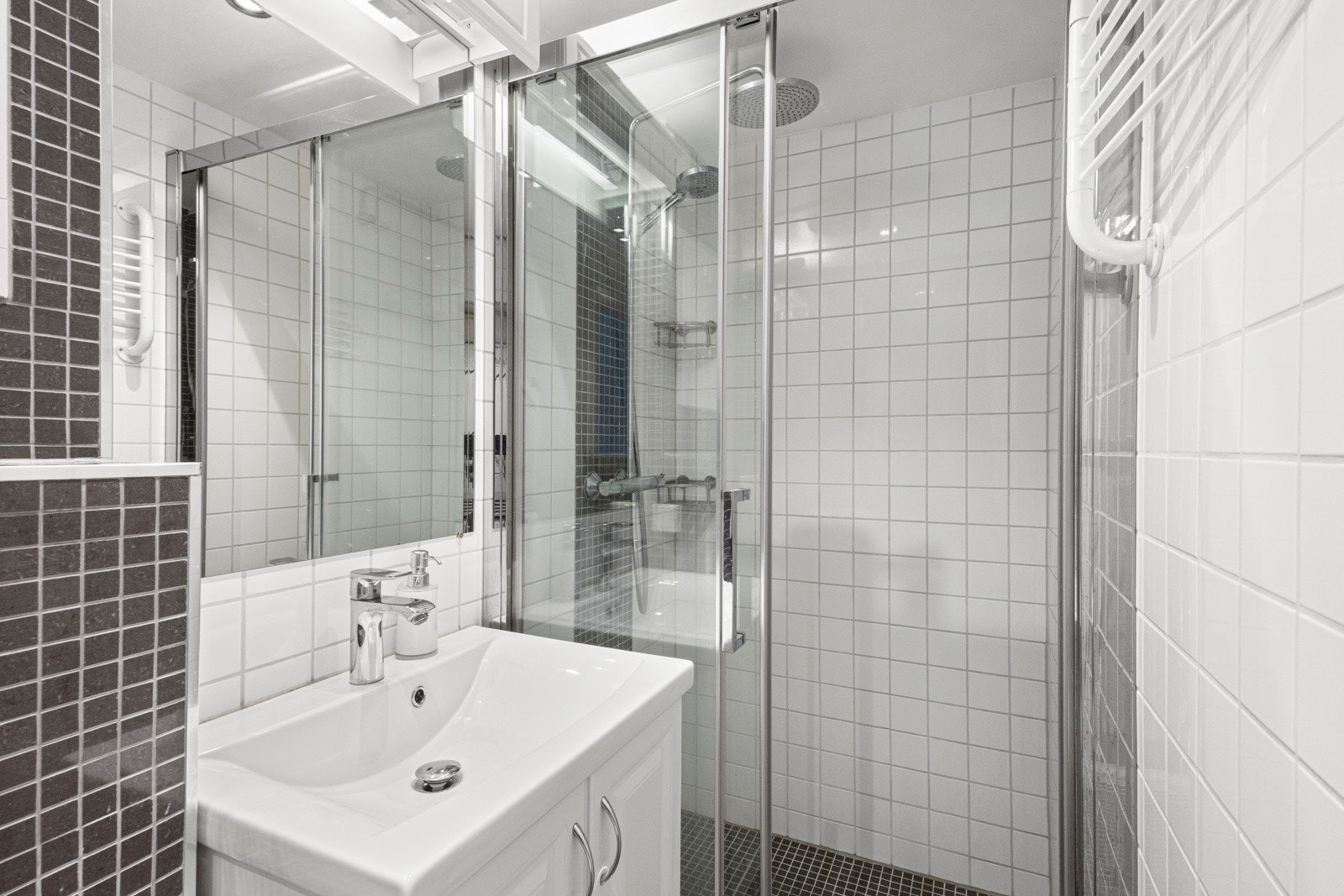 Delikat flislagt baderom fra 2015. Pent flislagt baderom med mosaikkfliser og downligts med i himling Galleribilde