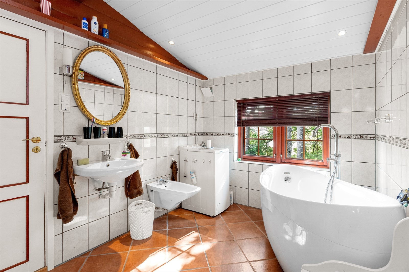 Hytta har vann innlagt, med et moderne baderom, herunder med badekar, dusj, servant mv. Galleribilde