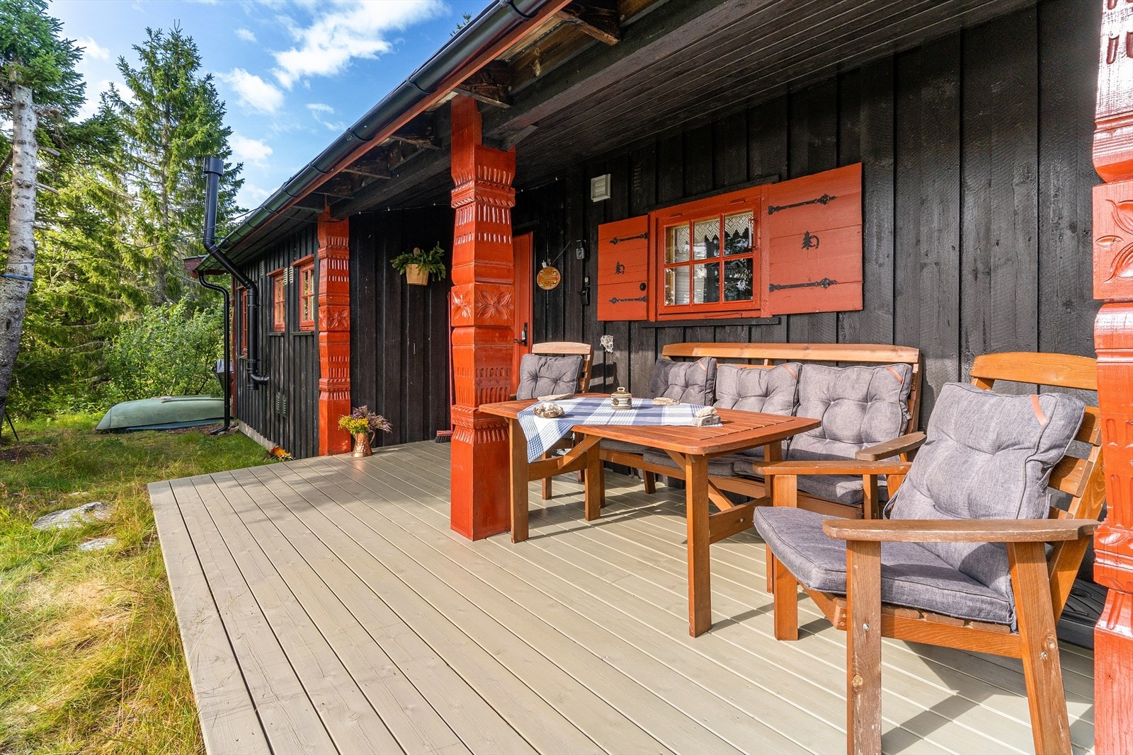 Takoverbygget gir også god luning. Helt stille og privat, uten sjenanse fra naboeiendommer. Galleribilde
