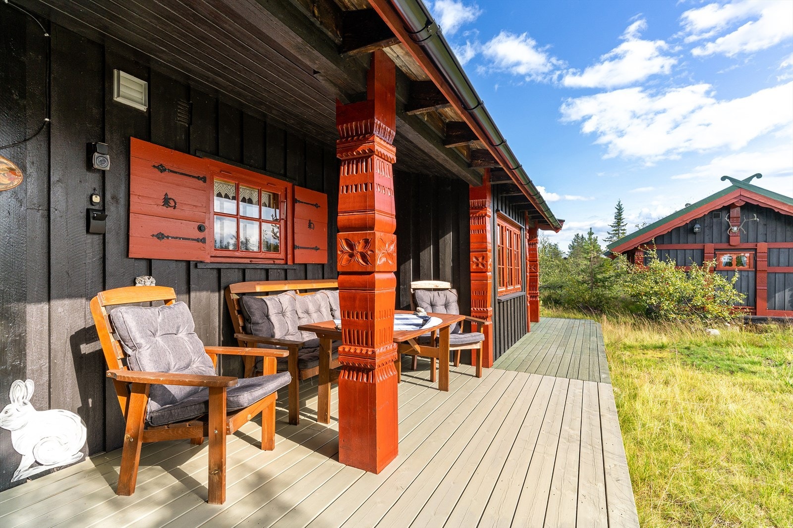 Hytta har flere fine uteplasser, her mot vest, med flotte solforhold på dag og kveldstid. Galleribilde