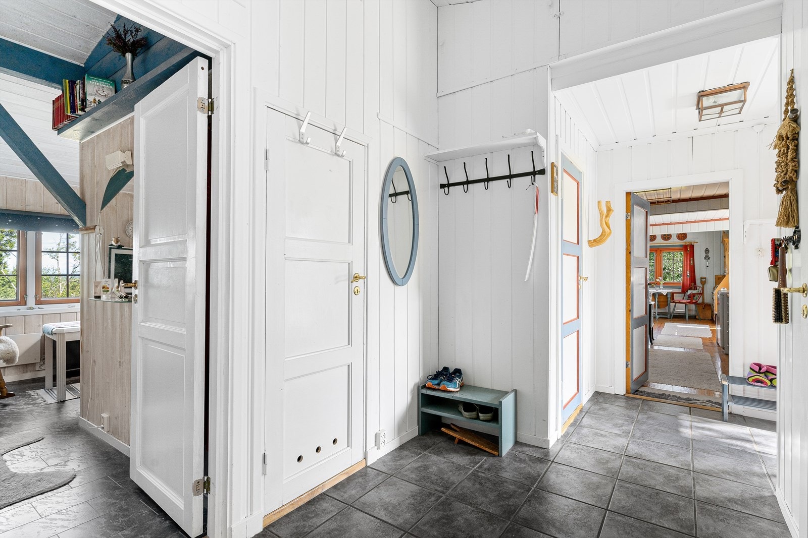 Velkommen inn! Gang som deler av hyttas opprinnelige del, og et tilbygg av nyere dato. Galleribilde