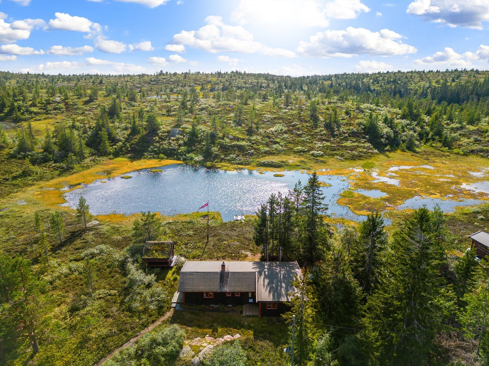 Grønnehovdvegen ligger øverst i toppen av oppkjøringen til Aasland Fjellgrend, like skrått på bortsiden og oversiden av Borges Kiosk og Blestua. Galleribilde