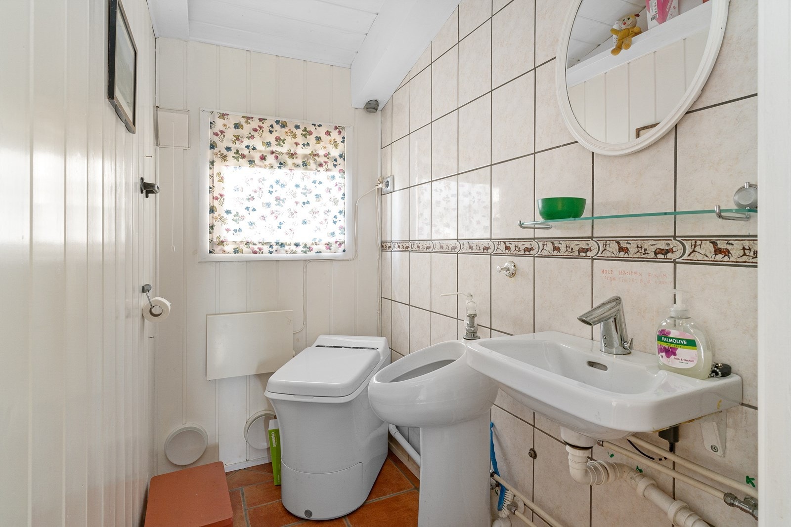 Vegg i vegg er det et eget toalettrom med et tradisjonelt forbrenningstoalett og en urinal. Hytta har ikke avløp for svartvann i dag, kun gråvann. Galleribilde