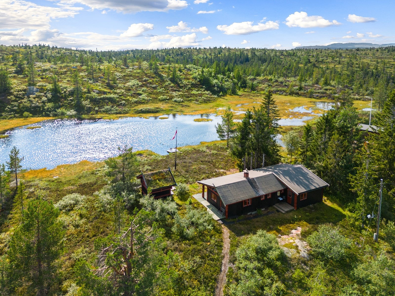 Naturskjønne omgivelser med et lite tjern like foran eiendommen. Galleribilde