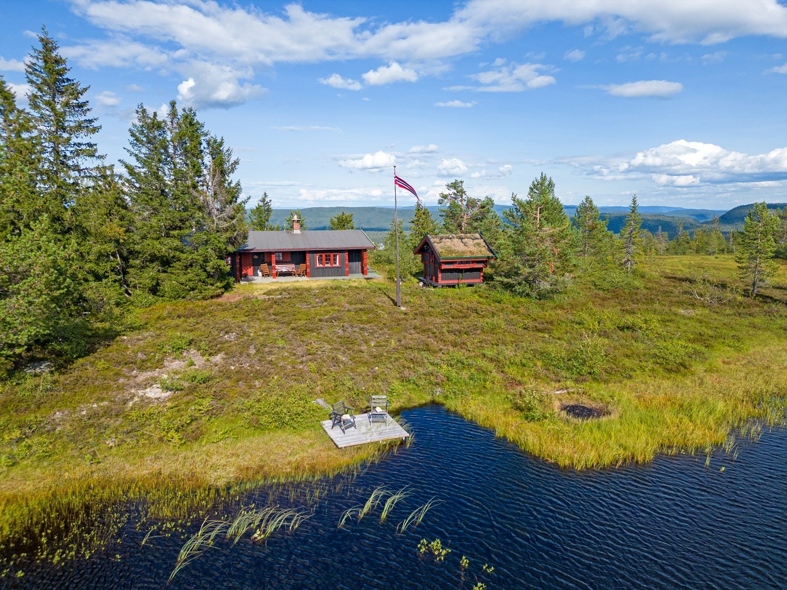 En helt privat og usjenert plass, med flott helårs naturterreng like utenfor hyttedøra. Galleribilde