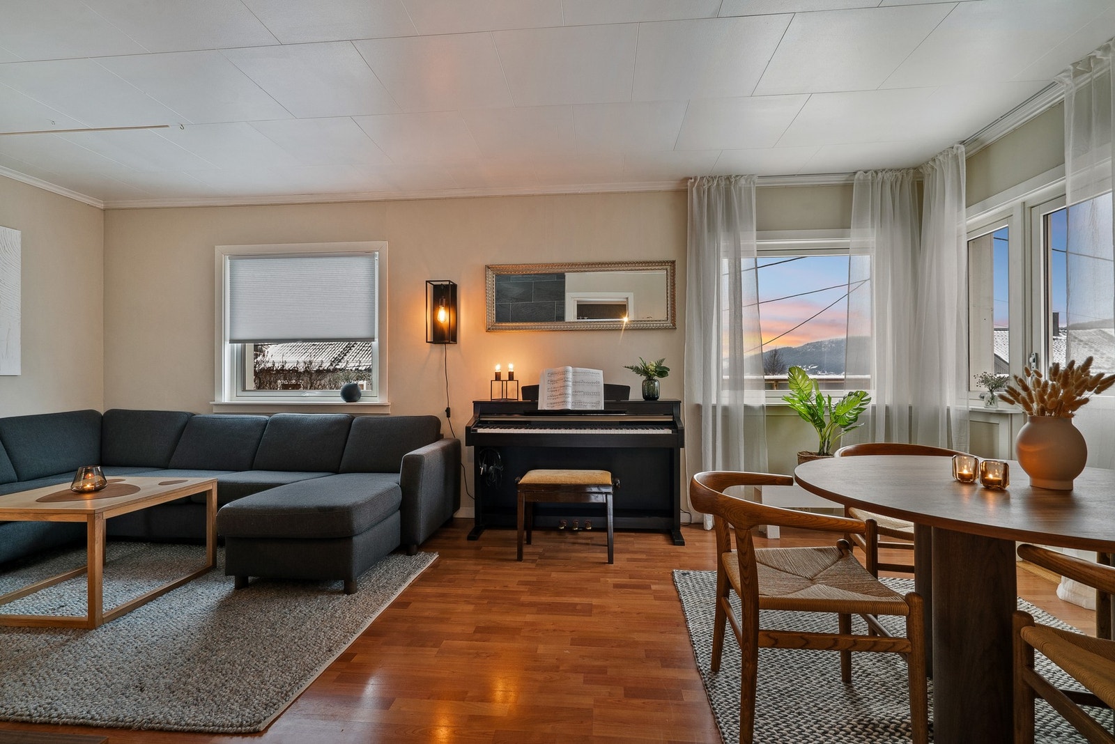 I stuen er det også plass til spisebord. Galleribilde