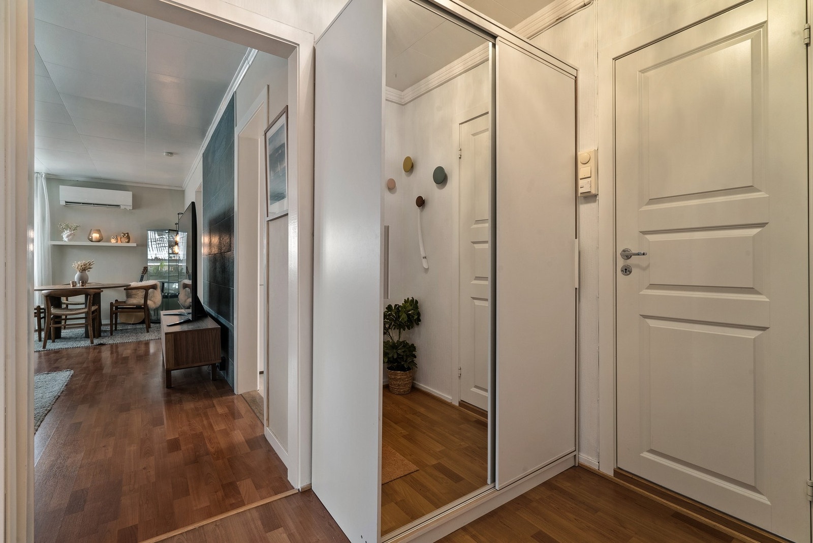 Det er god plass til oppbevaring i entréen. Galleribilde