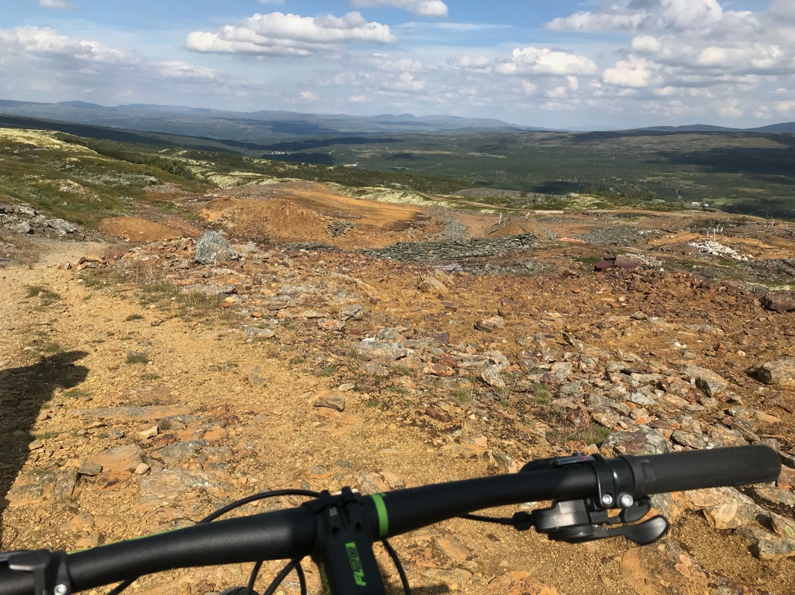 De flotte grusveiene i området gjør det enkelt å ta seg frem i det naturskjønne landskapet. Galleribilde
