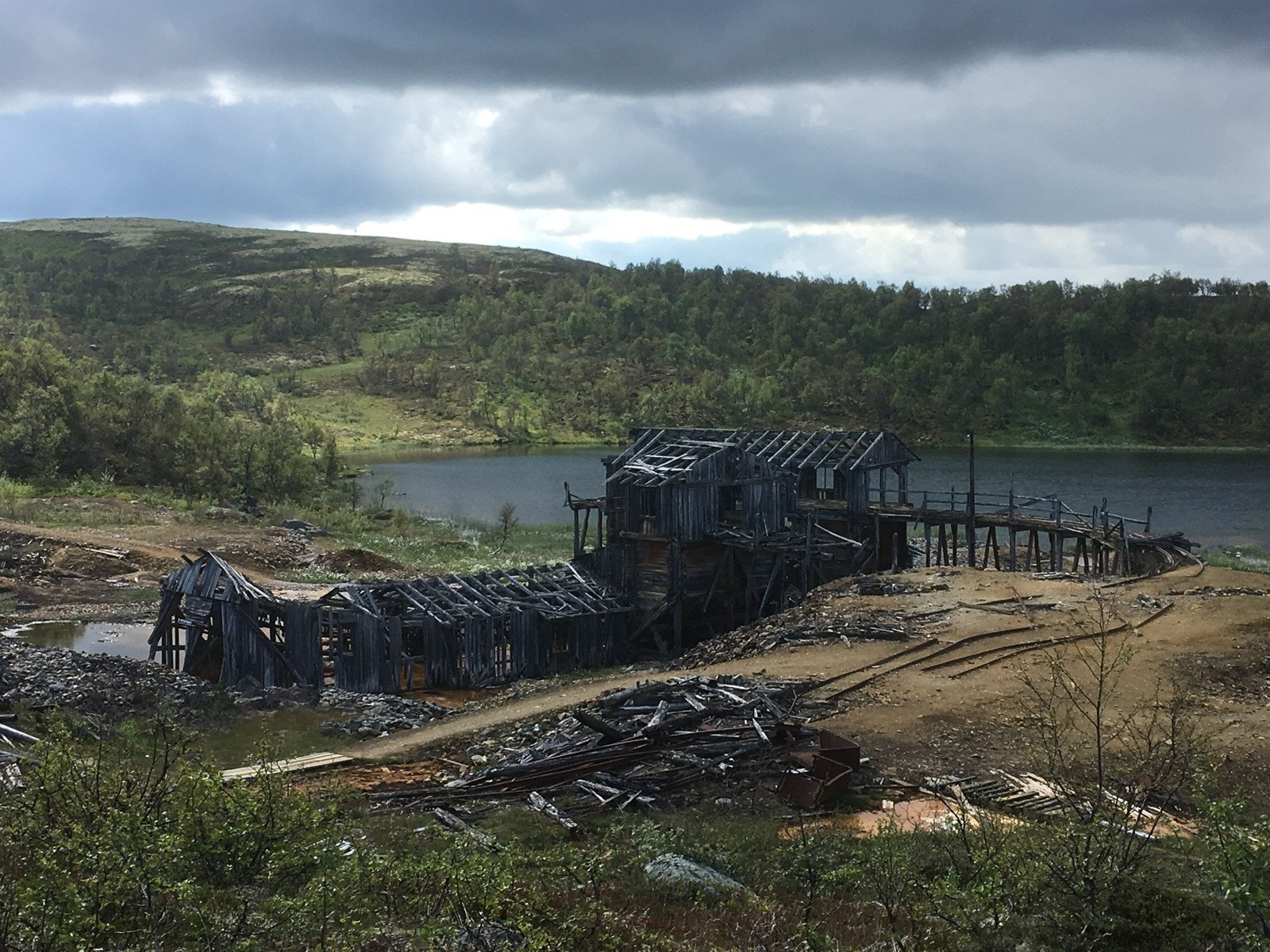 Røros kommune har en lang historie med gruvedrift i ca 333 år. I dag kan man oppsøke gamle byggverk og ruiner etter rester fra gruvesamfunnet. Det er til sammen 6 gruver som er verd et besøk samtidig som det kan være et fint turmål. Galleribilde