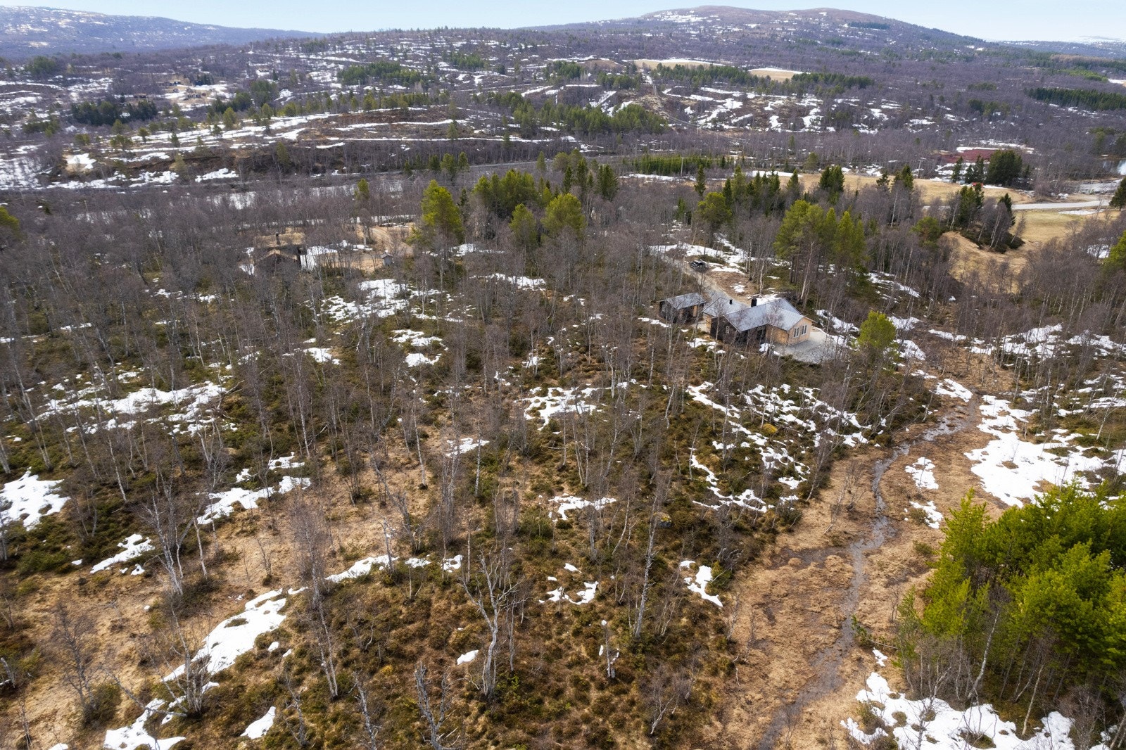 Like ovenfor hyttefeltet kommer man inn på en sti som løfter en videre opp i terrenget. Direkte fra hyttetomten er det et utstrakt turterreng med små vann og gammel gruvehistorie. Galleribilde