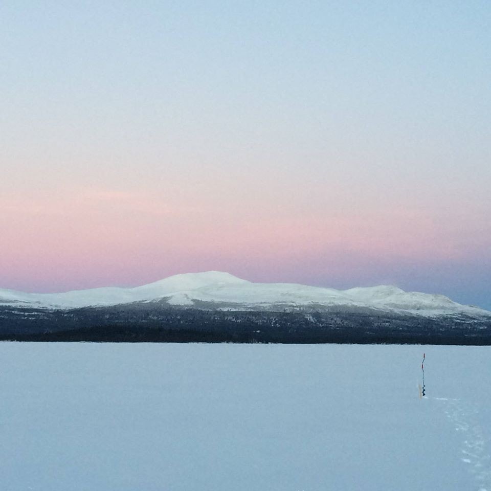 Det er populært å isfiske på Savalsjøen Galleribilde