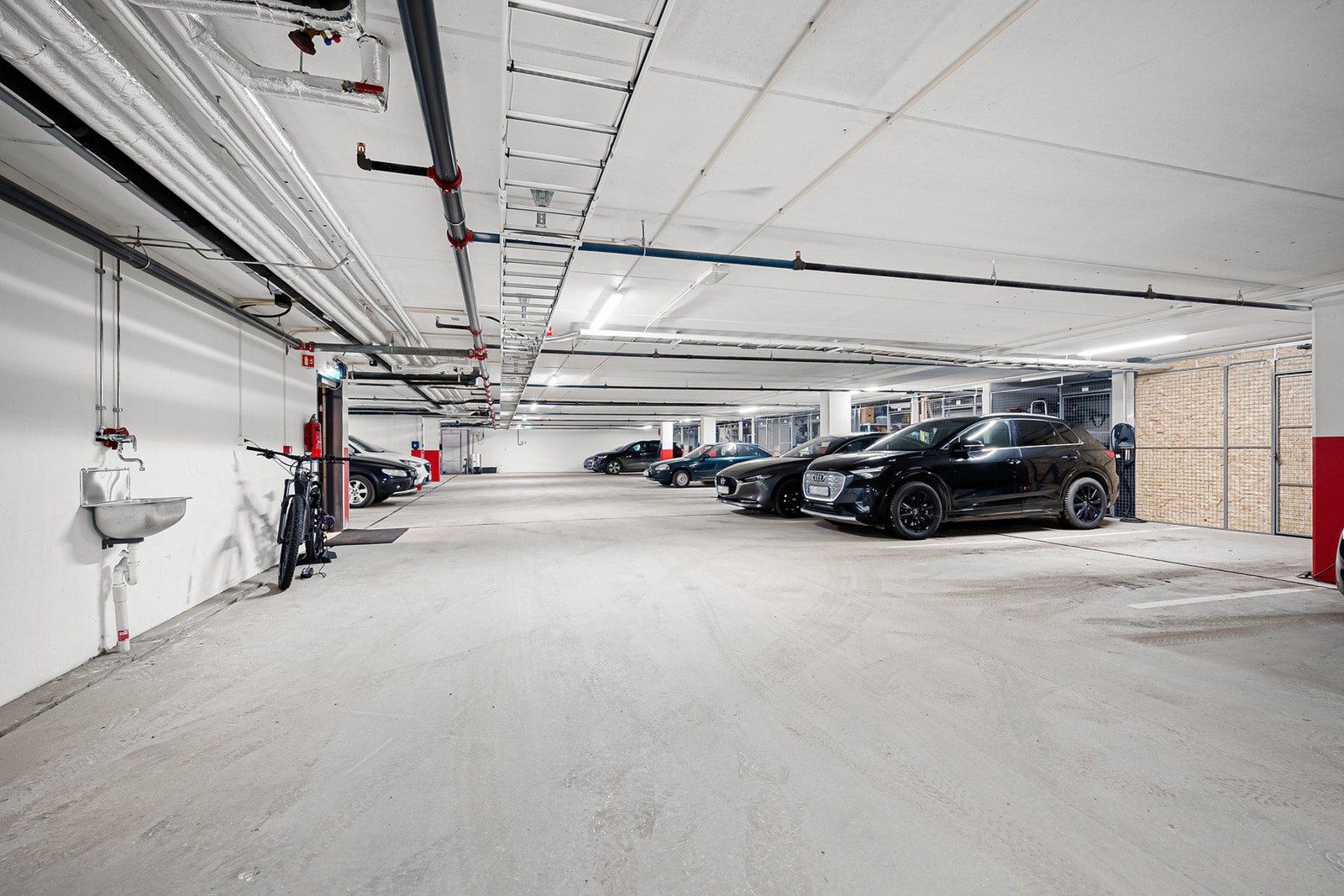 Du kan kjøpe egen parkeringsplass i felles garasjeanlegg. Sportsbod på ca 5 kvm medfølger uansett Galleribilde