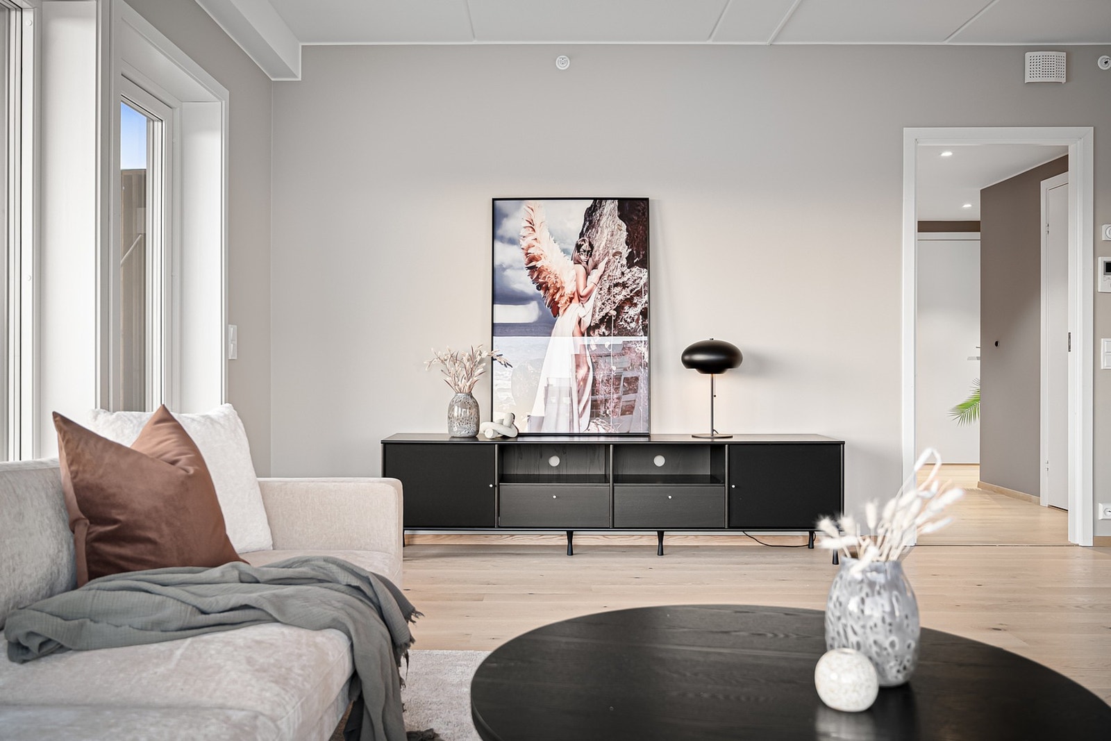 Delikate og stilrene overflater i stuen Galleribilde