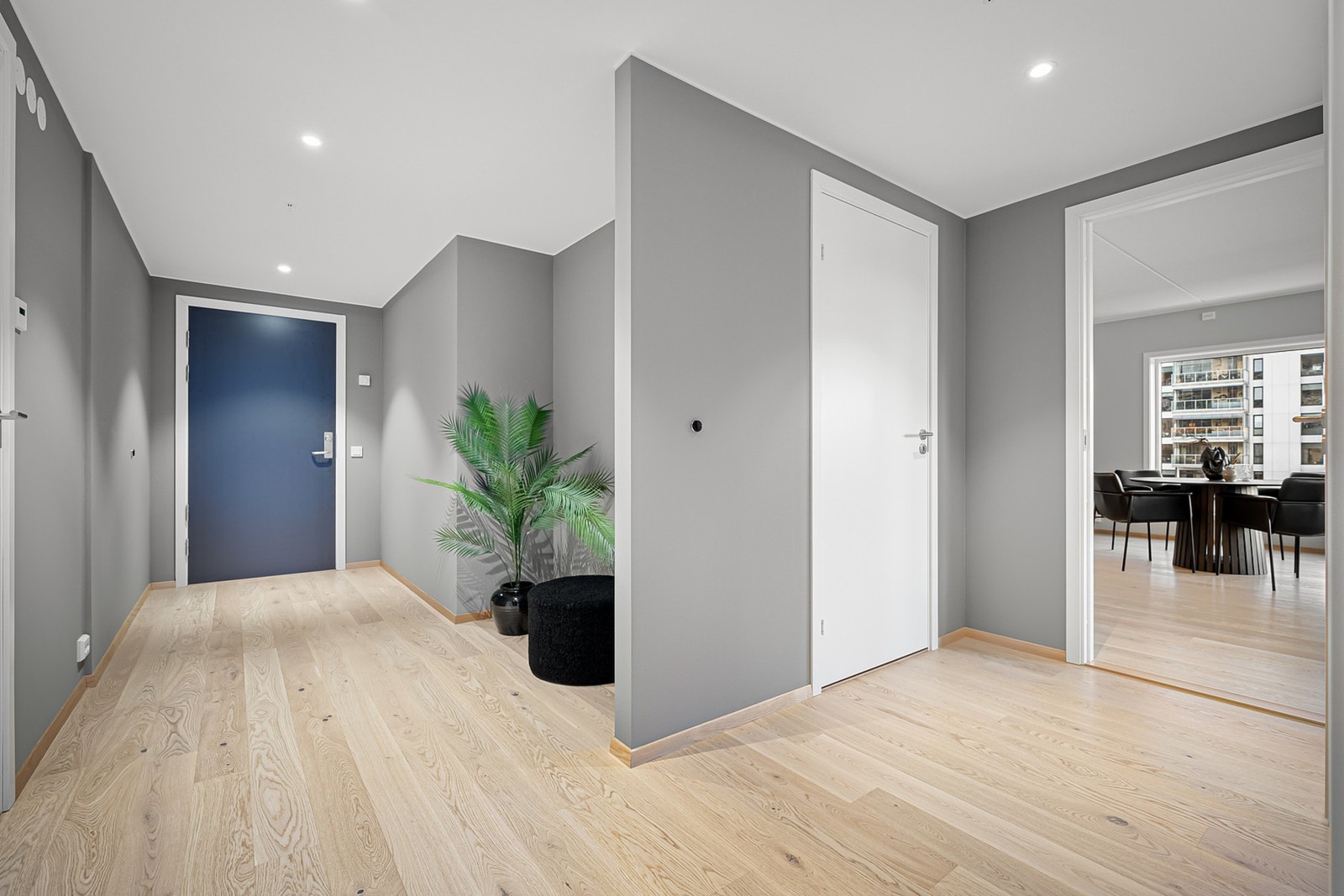 Romslig og innbydende inngangsparti med plass til eventuell garderobe Galleribilde