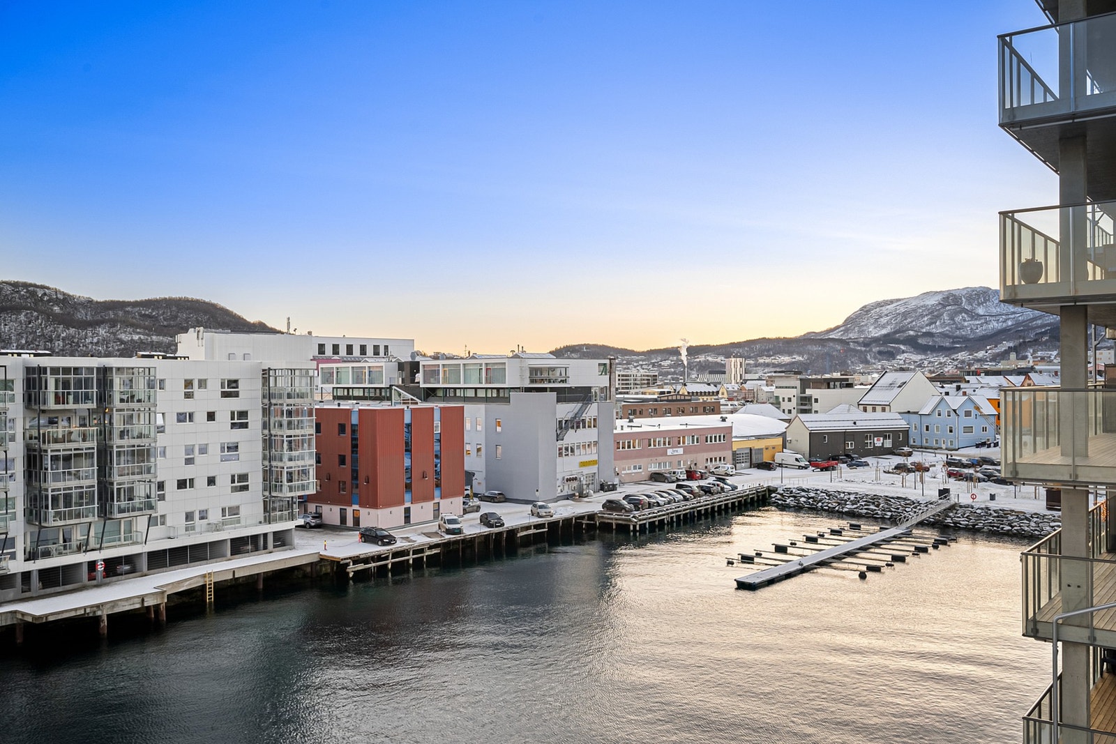 Utsikt fra balkongen mot sør! Leiligheten ligger sentralt i Harstad med korte avstander til det meste du skulle trenge Galleribilde