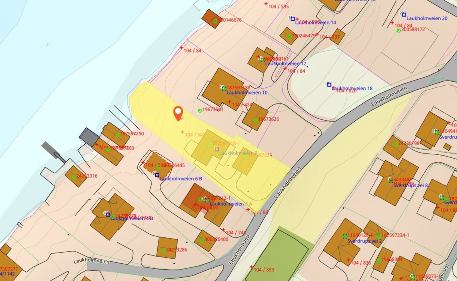 Oversiktskart med tomtegrenser, iht. skjøte fra 1964 grenser tomten ut i sjøen til djupålen. Kontakt megler for nærmere info Galleribilde