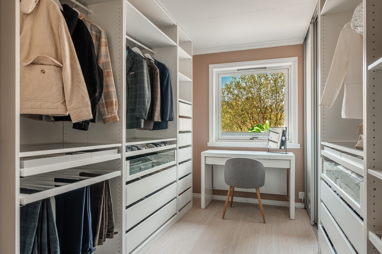 Soverom nr 2 er i dag innredet som garderoberom. Galleribilde